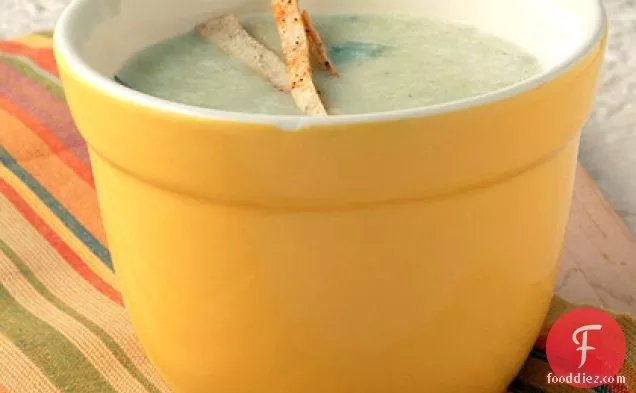 टॉर्टिला चिप्स के साथ ठंडा एवोकैडो सूप
