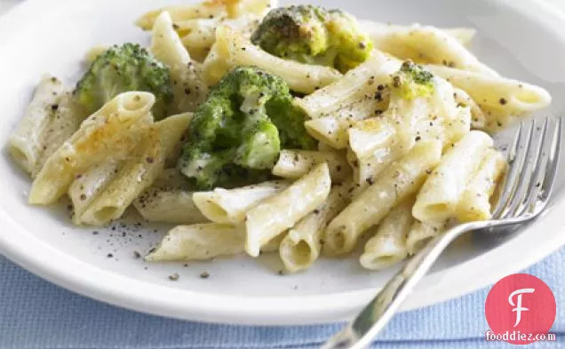 Cheesy broccoli pasta bake