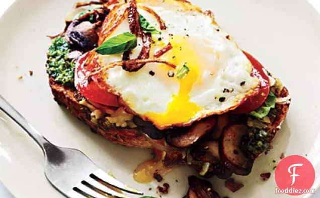 मशरूम और तले हुए अंडे के साथ खुले चेहरे वाले सैंडविच