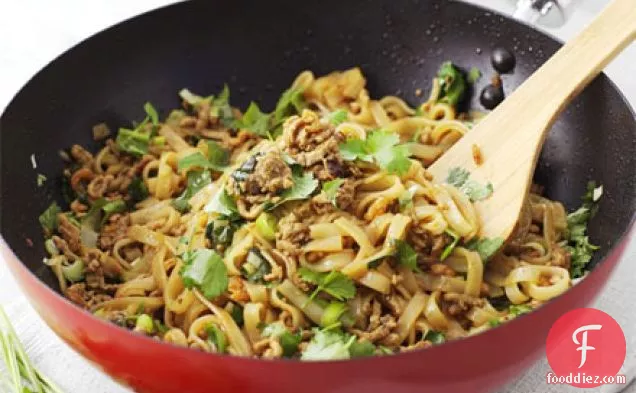 चावल नूडल्स के साथ कीमा बनाया हुआ सोया पोर्क