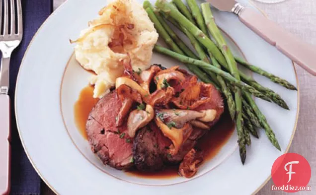 जंगली मशरूम सॉस और कारमेलिज्ड-प्याज़ मैश किए हुए आलू के साथ बीफ़ भूनें