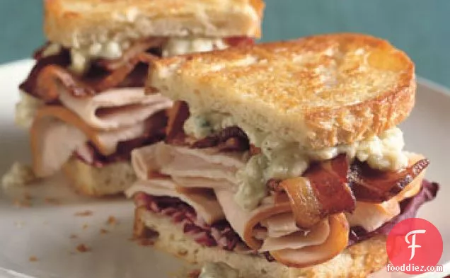 ग्रील्ड टर्की, बेकन, रेडिकियो और ब्लू चीज़ सैंडविच