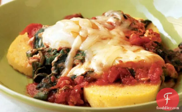 पालक और पोलेंटा पर इतालवी अंडे