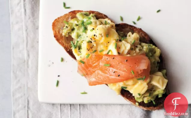 टोस्ट पर तले हुए अंडे, एवोकैडो और स्मोक्ड सैल्मन