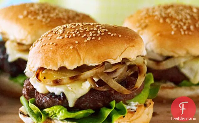 मेंहदी और ग्रील्ड प्याज के साथ चेरी और ब्री बर्गर