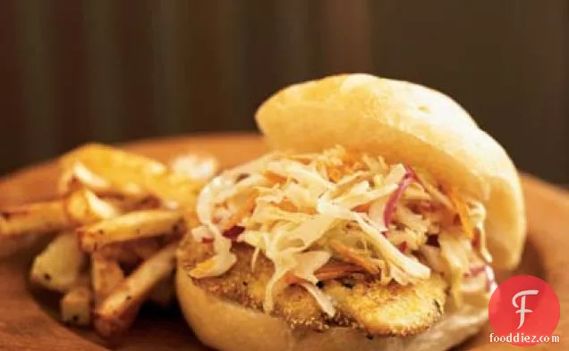 गर्म पैन स्लाव के साथ ओजार्क कैटफ़िश सैंडविच