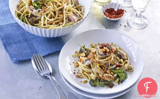 Pasta with pine nuts, broccoli, sardines & fennel