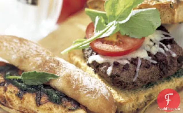 ऋषि पेस्टो और सेब के साथ ग्रील्ड चिकन सैंडविच