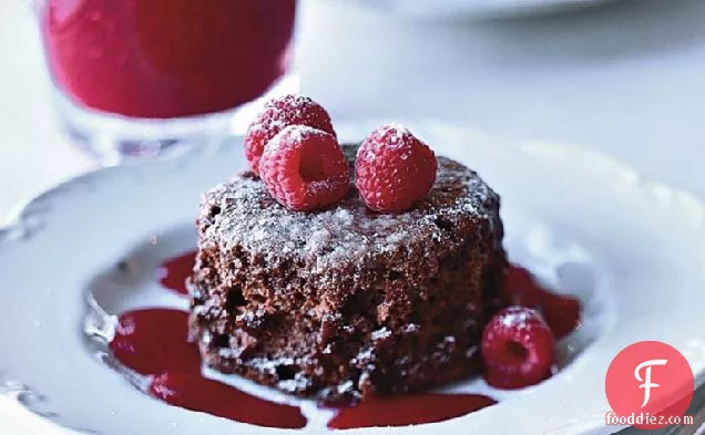 रास्पबेरी सॉस के साथ गर्म चॉकलेट सूफले केक