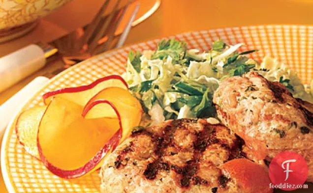 प्लम सॉस और नापा गोभी स्लाव के साथ पोर्क पैटीज़