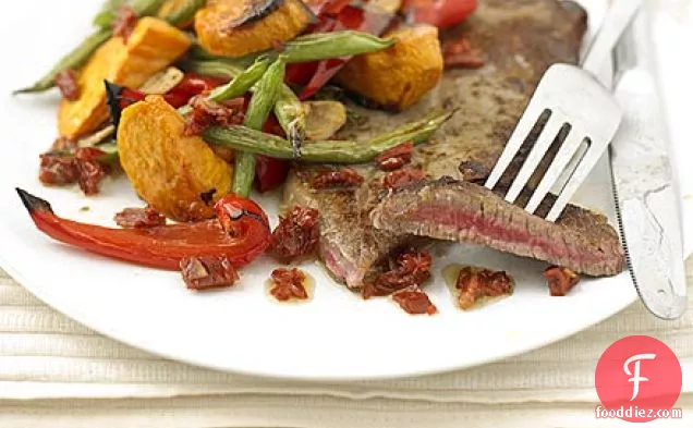 स्टेक और रोस्ट सब्जियों को सूखे टमाटर की ड्रेसिंग के साथ