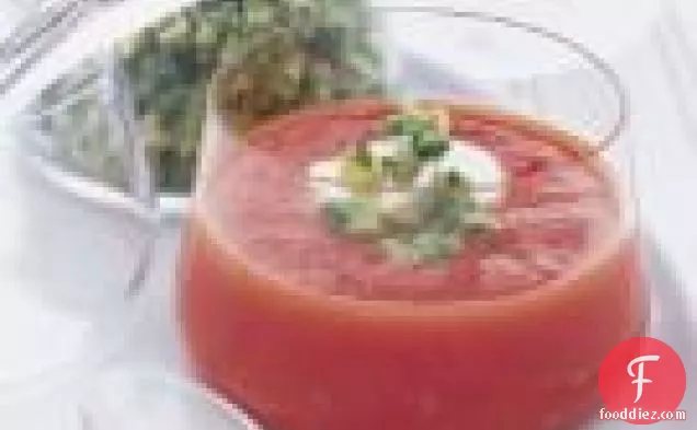 एवोकैडो साल्सा के साथ ठंडा टमाटर का सूप