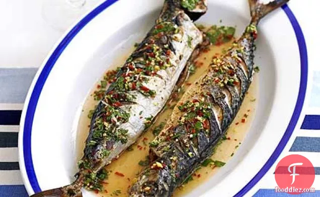 अदरक, मिर्च और चूने की बूंदा बांदी के साथ बारबेक्यू किए गए मैकेरल