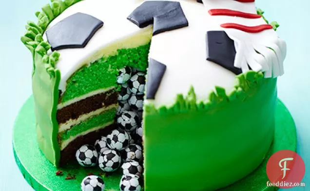 सरप्राइज पिनाटा फुटबॉल केक
