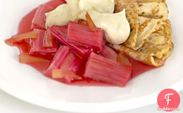 वेनिला क्रेम फ्रैच और पेनकेक्स के साथ रूबर्ब कॉम्पोट