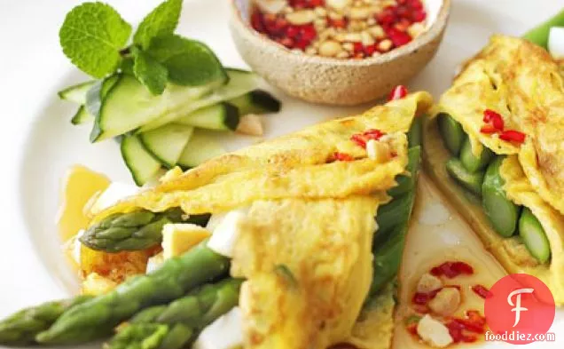 Asparagus coconut crêpes with sweet chilli sauce