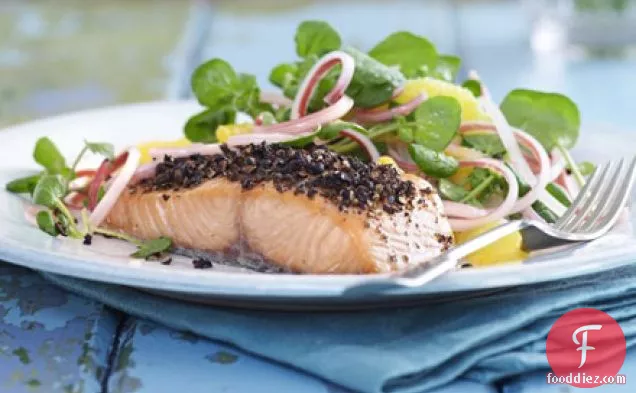 नारंगी और रूबर्ब सलाद के साथ हल्का स्मोक्ड सैल्मन