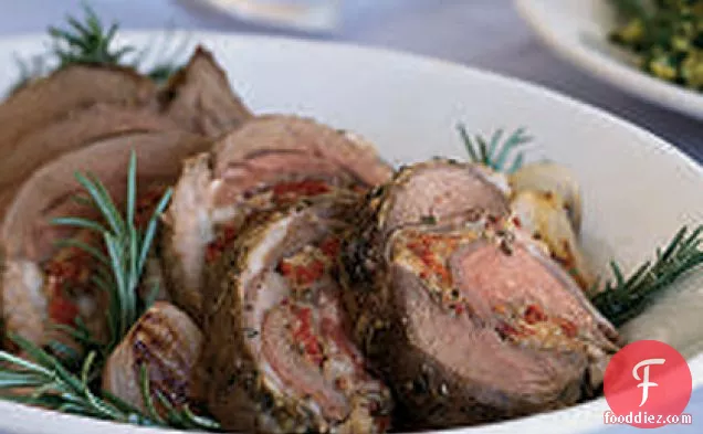 धूप में सुखाया हुआ टमाटर और मेमने का जड़ी-बूटी भरा हुआ पैर