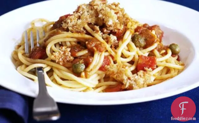 Pesto & tomato pasta with crispy crumbs