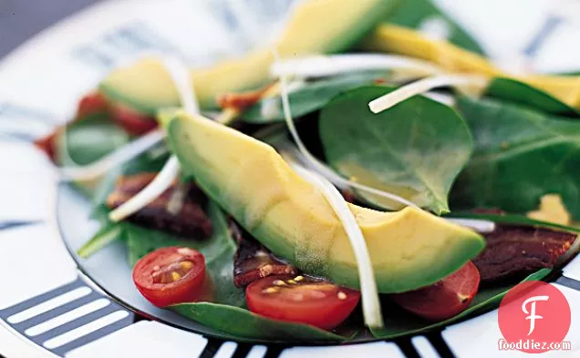 पालक और एवोकैडो सलाद