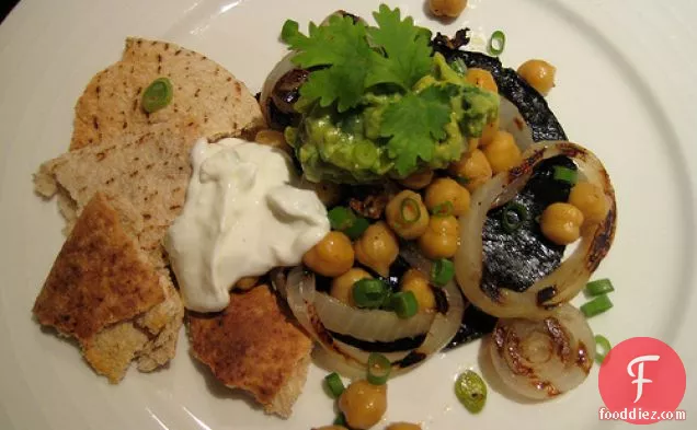 गार्बानो बीन्स और एवोकैडो सालसा के साथ पोर्टोबेलो मशरूम स्टेक