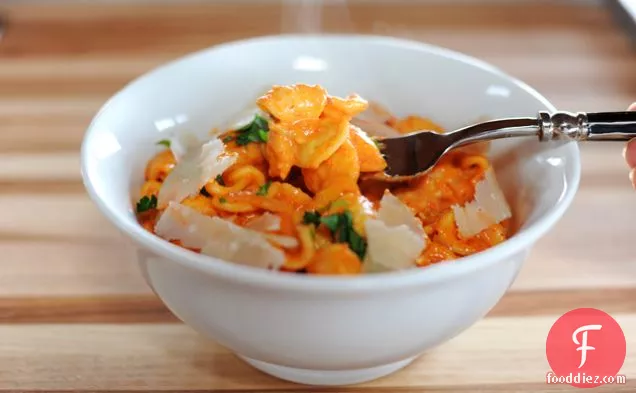 भुना हुआ लाल मिर्च सॉस के साथ पास्ता