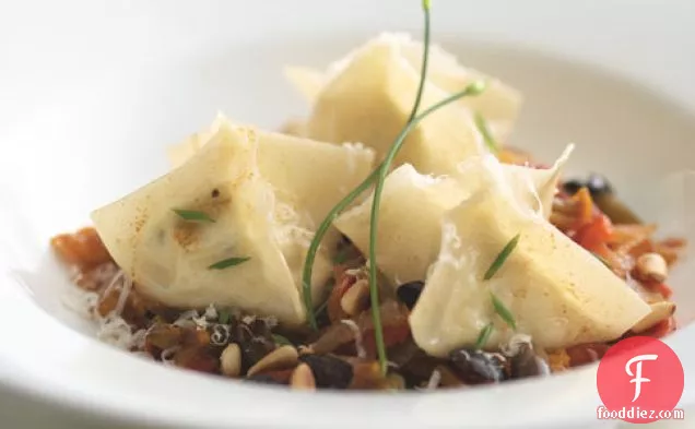 बेल मिर्च और ब्राउन बटर के साथ बकरी पनीर रैवियोली