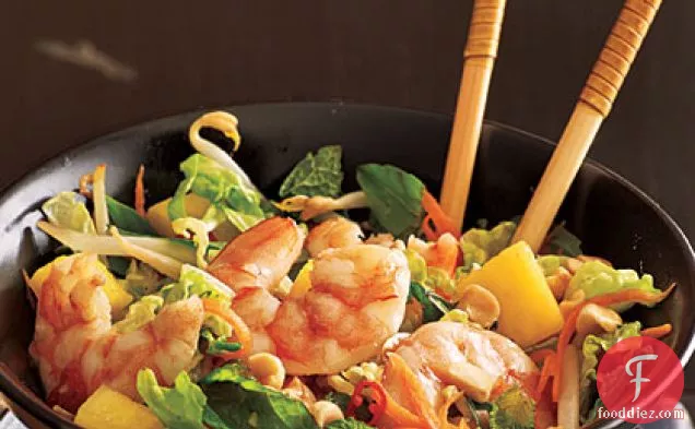 बीन स्प्राउट्स और थाई तुलसी के साथ लाइम झींगा सलाद