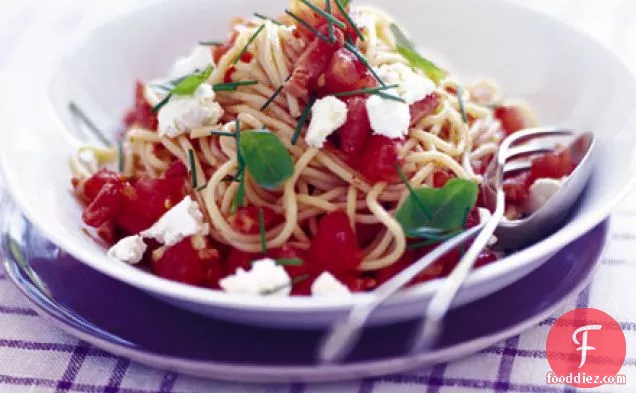 Spaghetti with 5-minute tomato sauce
