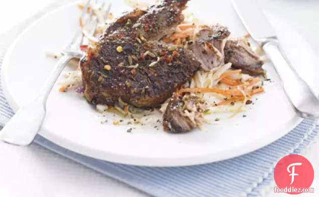 सौंफ़-crusted के साथ पोर्क चॉप सर्दियों celeriac slaw