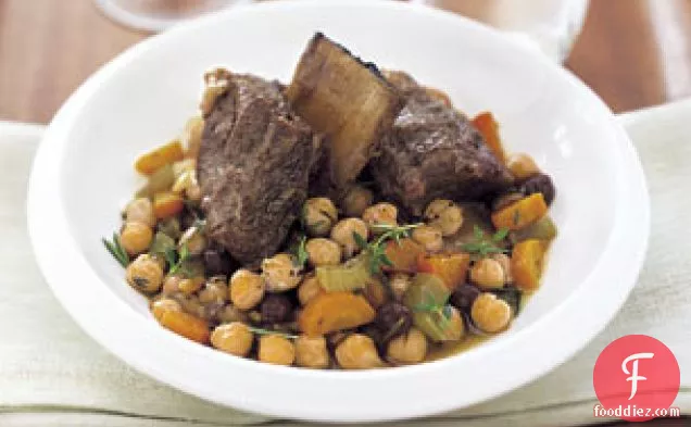 गार्बानो बीन्स और किशमिश के साथ ब्रेज़्ड शॉर्ट रिब्स