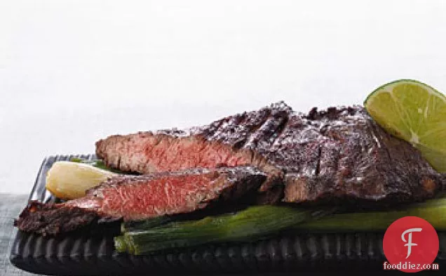 ब्रेज़्ड स्कैलियन के साथ सॉटेड स्कर्ट स्टेक