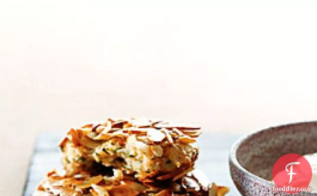 नींबू सोया मेयोनेज़ के साथ बादाम-क्रस्टेड झींगा केक