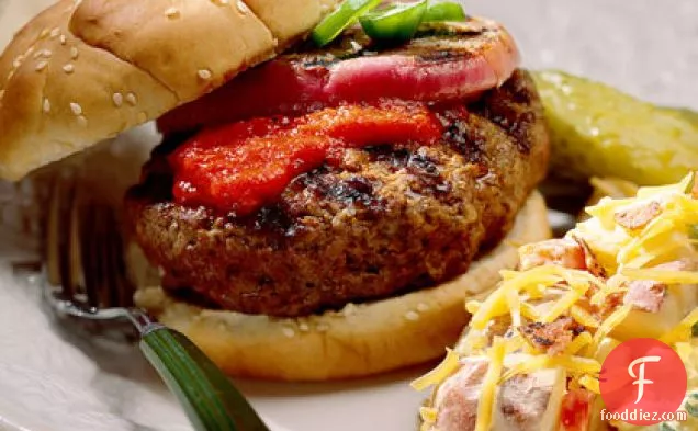 भुना हुआ बेल मिर्च केचप के साथ जलेपीनो-भरवां बर्गर