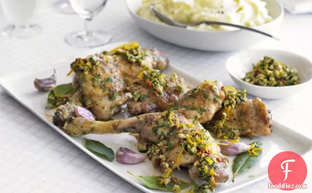 साल्सा और लहसुन मैश के साथ रोस्ट चिकन