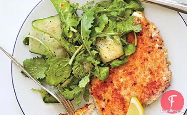 अरुगुला सलाद और टमाटर विनैग्रेट के साथ परमेसन चिकन