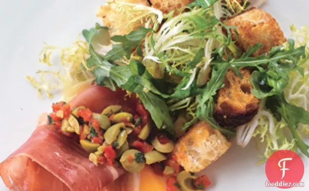 सेरानो हैम और मांचेगो पनीर के साथ अंडे, हरे जैतून का स्वाद, और मिगास