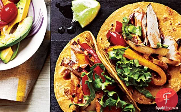 लहसुन-चिपोटल चिकन टैकोस