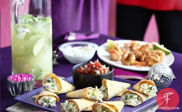 पनीर और जलापेनो साल्सा और मोजिटोस के साथ काटता है