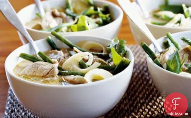 Red pork curry with green beans