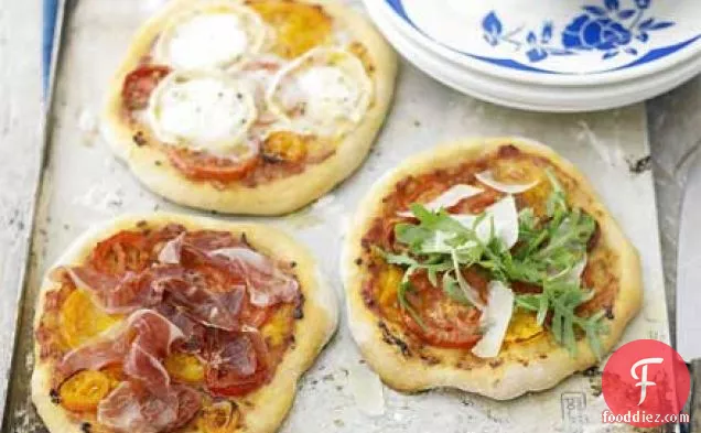 Easy tomato pizzas