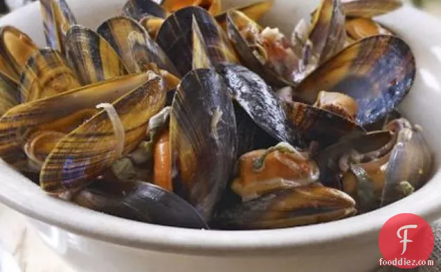 लाल प्याज, साइडर और क्रेम फ्रैच के साथ मसल्स