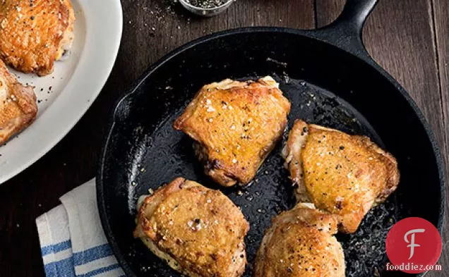 बिल्कुल सही पैन भुना हुआ चिकन जांघों