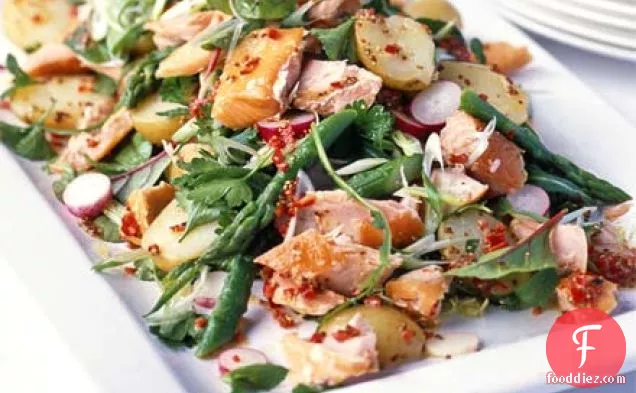 एक मिर्च नींबू ड्रेसिंग के साथ गर्म स्मोक्ड सामन सलाद