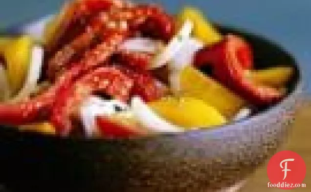 ग्रील्ड लाल मिर्च, मीठा प्याज और टमाटर का सलाद