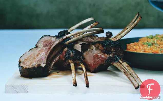 थम्बेलिना गाजर के साथ ब्लैक बारबेक्यू पोर्क चॉप्स