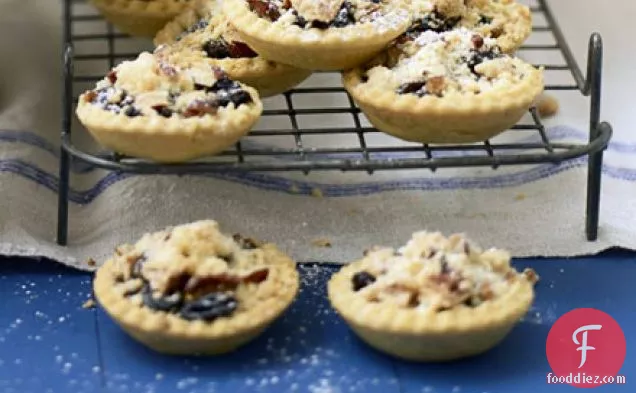 Easy mince pies with crunchy crumble tops