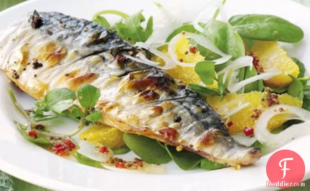 नारंगी, मिर्च और वॉटरक्रेस सलाद के साथ ग्रील्ड मैकेरल
