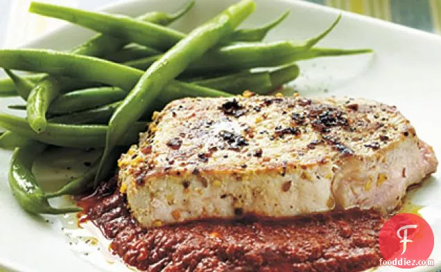 मसालेदार भुना हुआ काली मिर्च सॉस के साथ सूअर का मांस चॉप