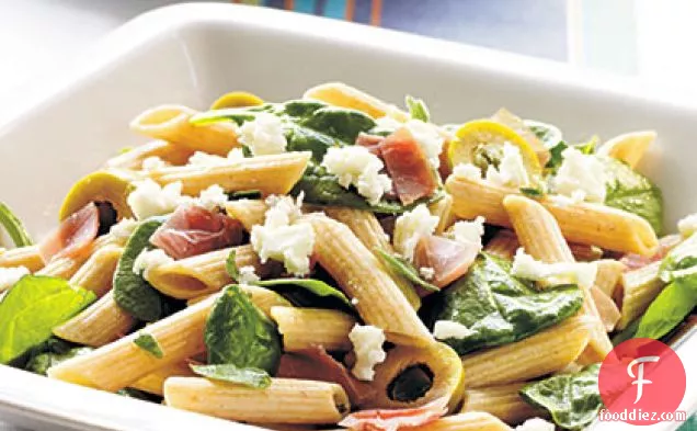 प्रोसिटुट्टो और मसालेदार हरा जैतून पास्ता सलाद